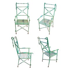 Quatre chaises en fer peint en vert avec décoration de fourmis sur les pieds