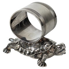 Viktorianischer Paarpunkt Figuraler Schildkröten-Serviettenring aus Silberblech