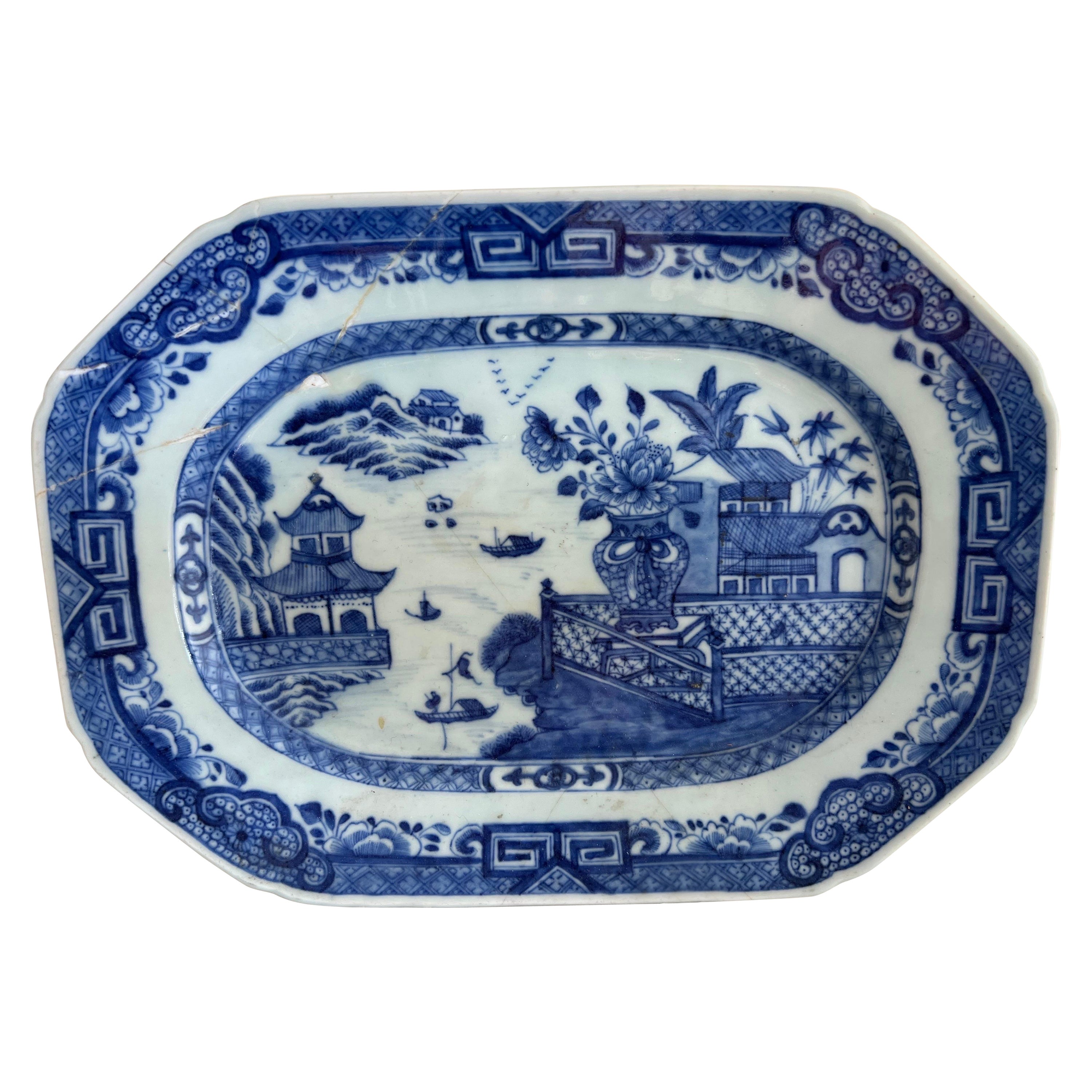 A.I.C. Plateau octogonal chinois d'exportation bleu et blanc du 18e siècle