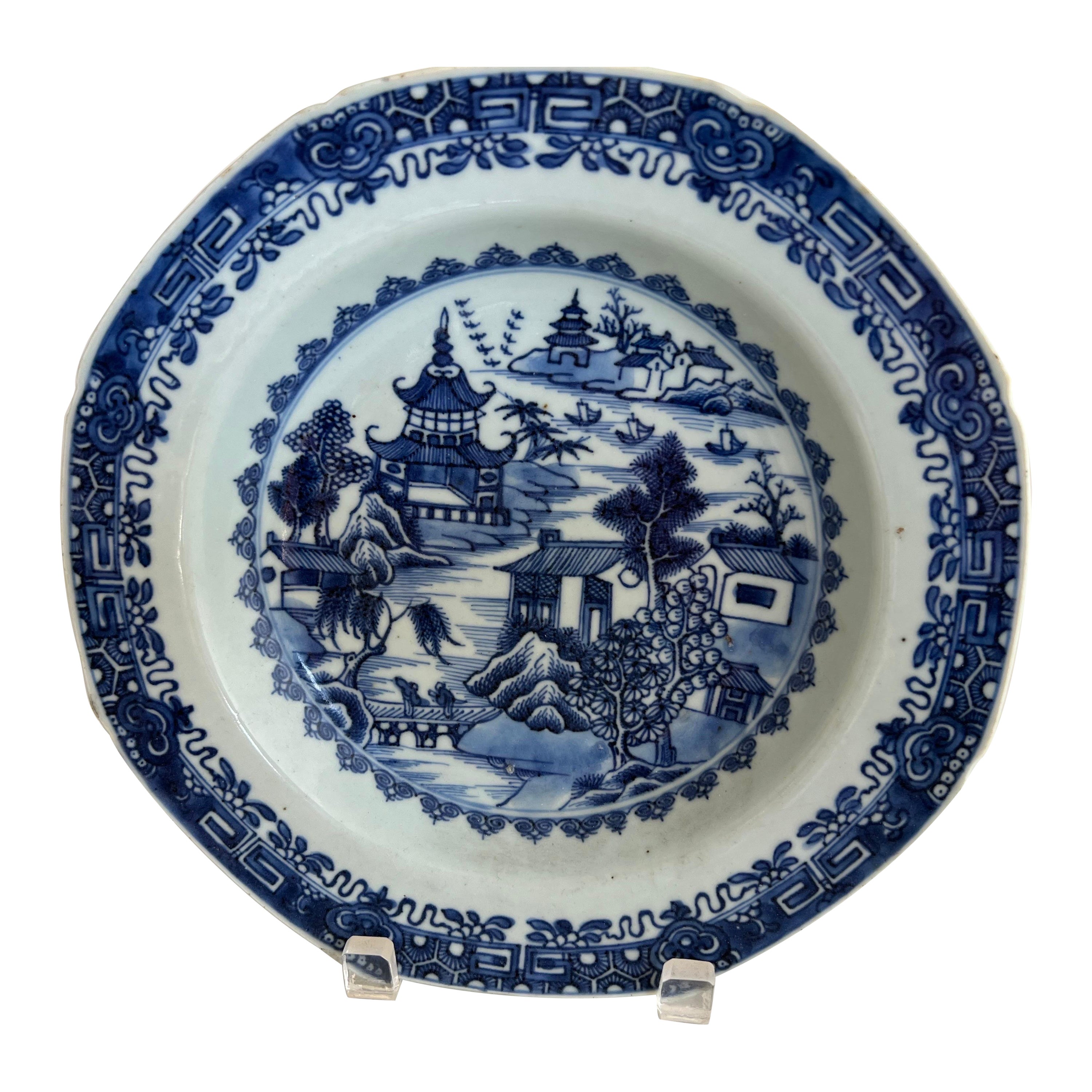 A.I.C. A.C.C. Assiette d'exportation chinoise bleu et blanc du 18e siècle en vente