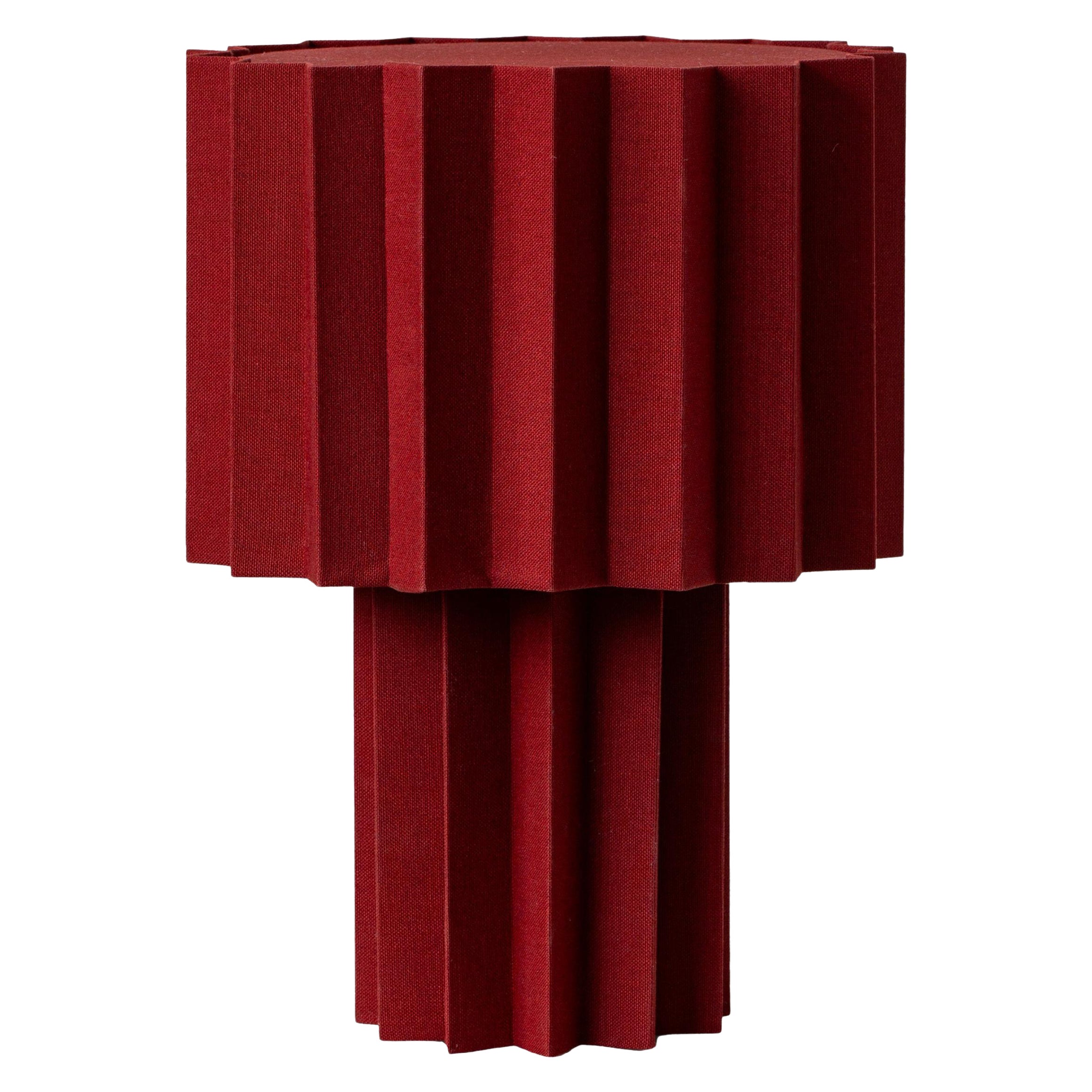 Lampada da tavolo in tessuto plissettato 'Plissé Burgundy Edition' di Folkform per Örsjö
