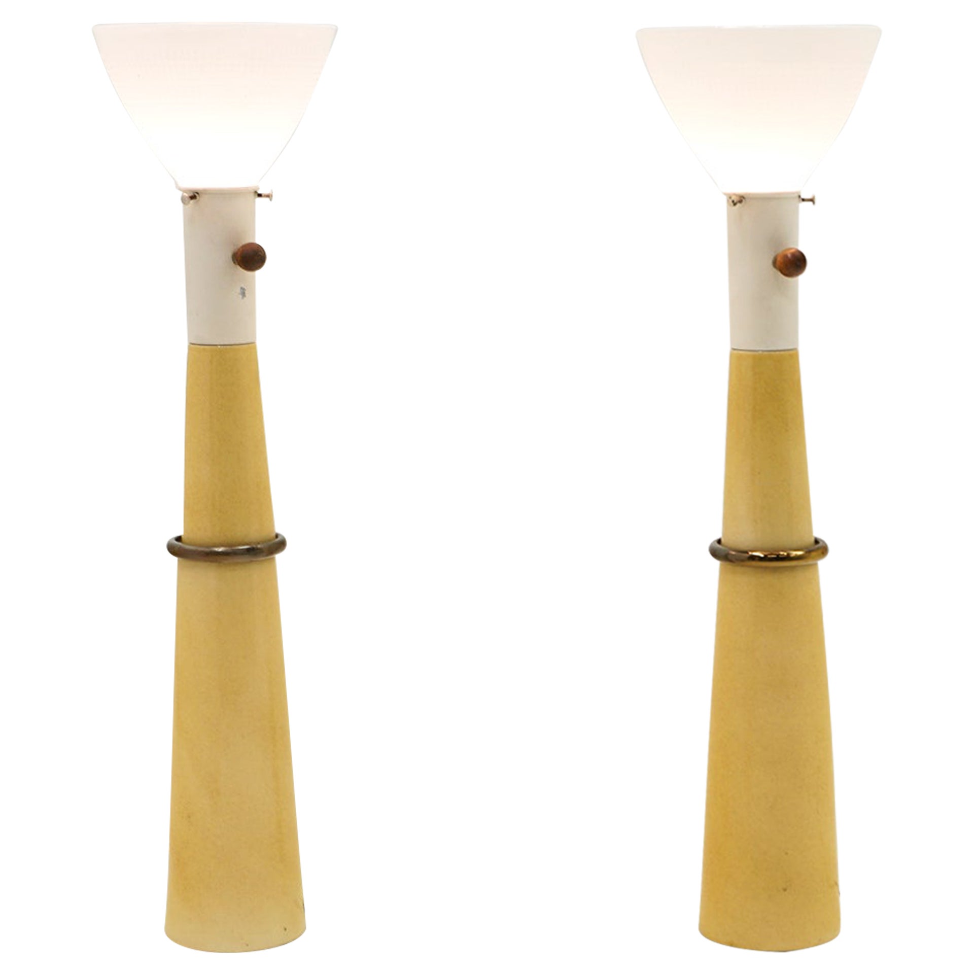 Paar hohe Russel Wright-Tischlampen, 1940er Jahre, Paar. Glasierte Keramik, Messing, neue Schirmen. im Angebot