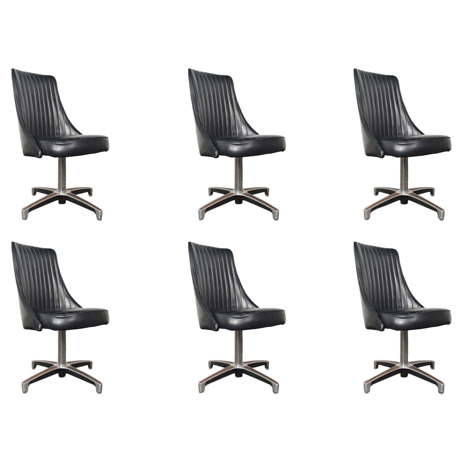 Ensemble de six chaises de salle à manger pivotantes en vinyle noir de Chromcraft en vente