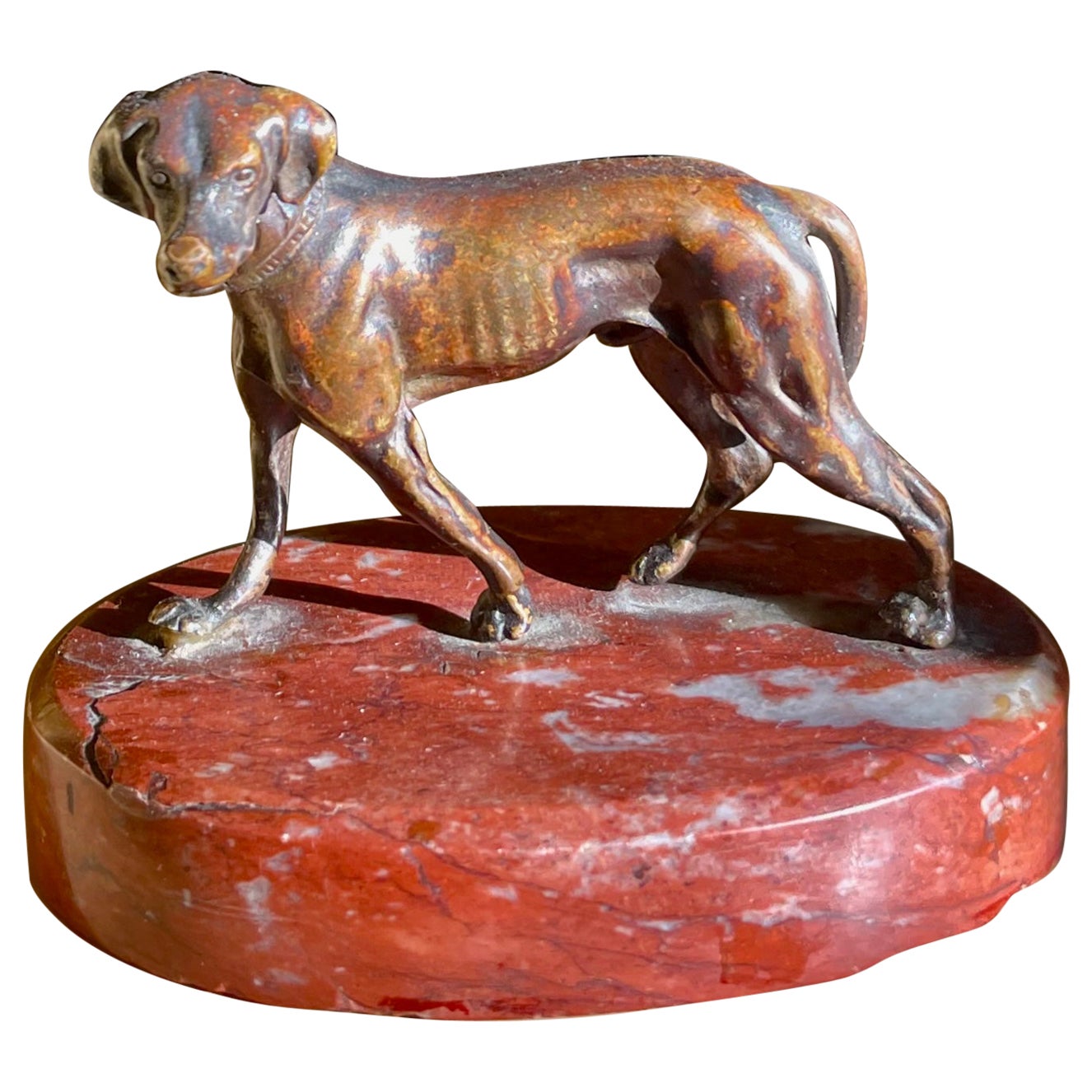 Bronze-Skulptur eines Hundes mit Hahn