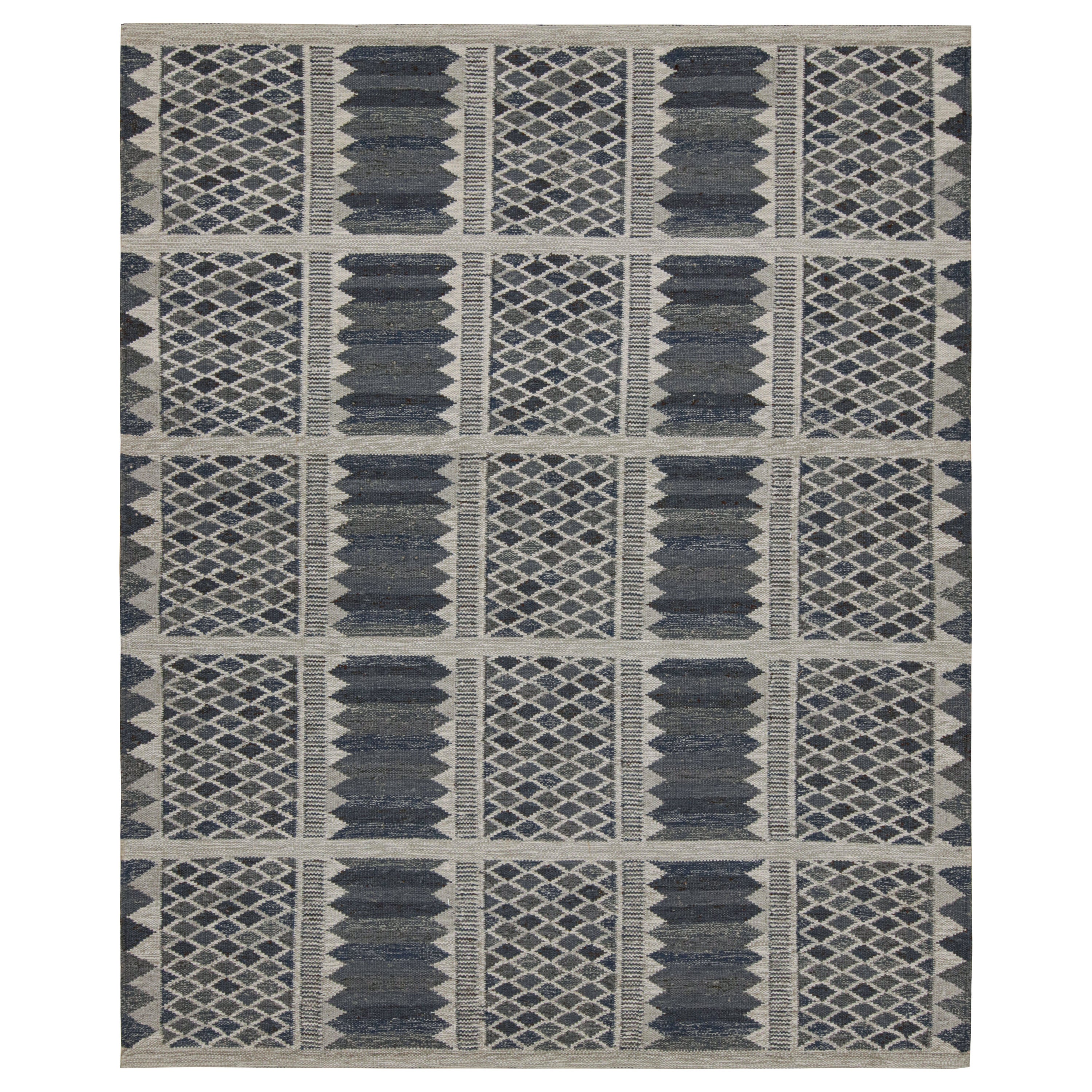 Rug & Kilim's Teppich im skandinavischen Stil mit blau-grauen Mustern im Angebot