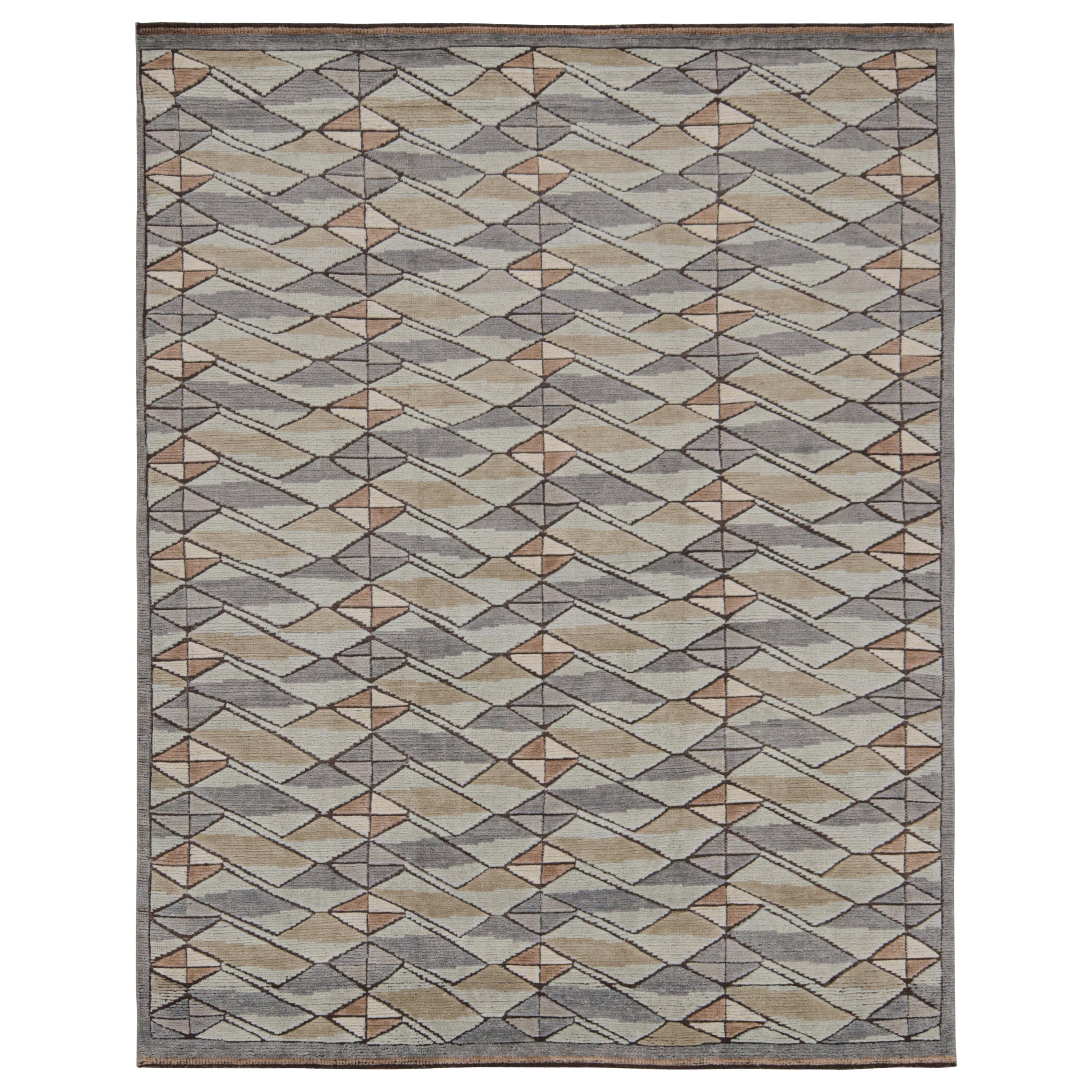 Rug & Kilim's Teppich im skandinavischen Stil in Beige-Braun und Grau mit geometrischen Mustern im Angebot