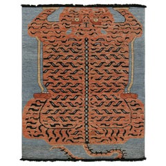 Rug & Kilim: Tappeto pittorico in pelle di tigre in arancione, blu e nero