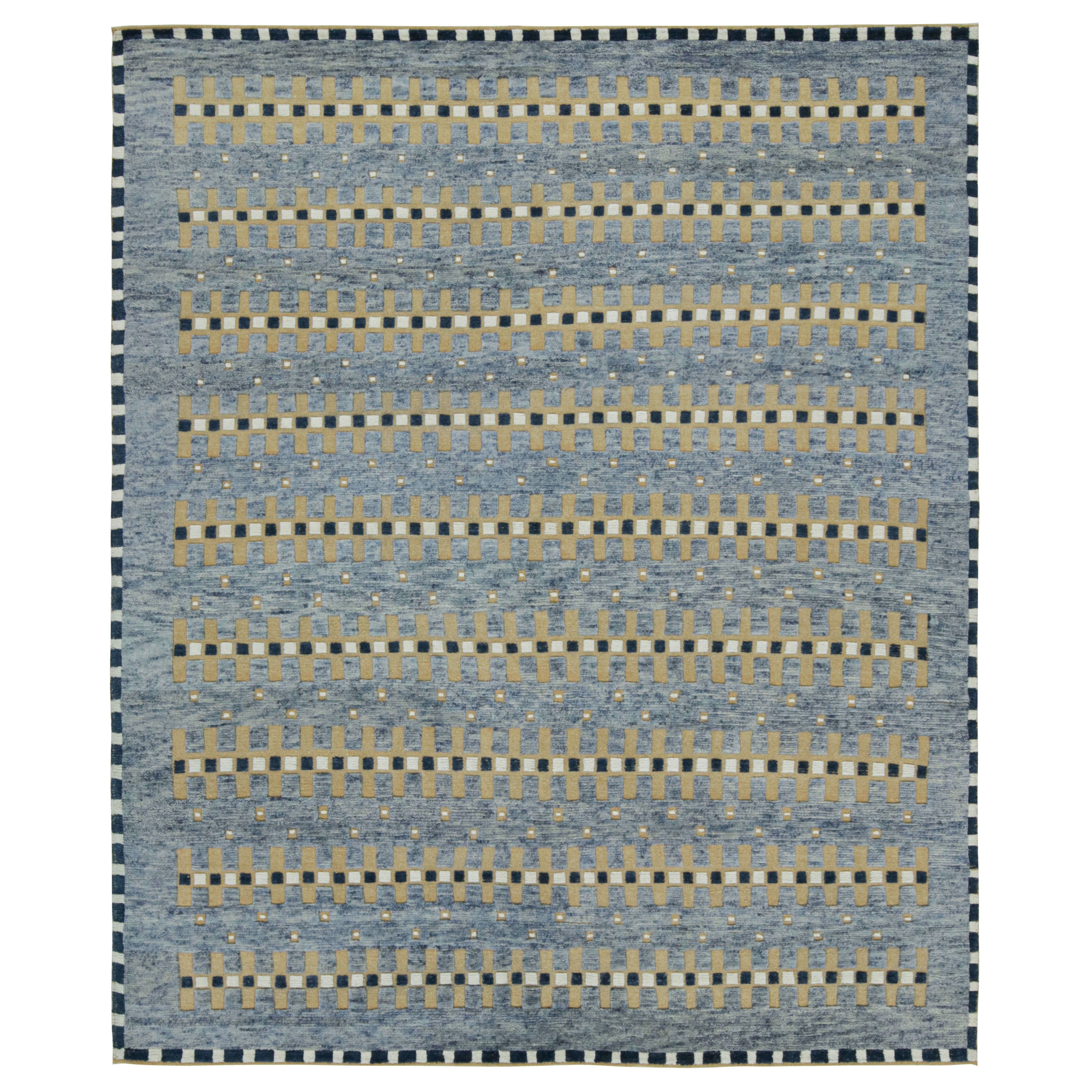 Rug & Kilim's Scandinavian Style Rug in Blue, Beige-Brown Geometric Patterns (tapis de style scandinave à motifs géométriques bleus, beiges et bruns)