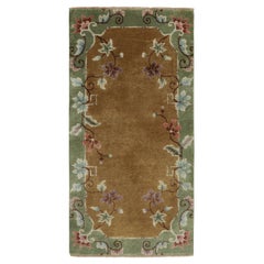 Rug & Kilim's Chinese Art Deco Style Rug in Gold with Floral Pattern (tapis chinois de style art déco avec motif floral)