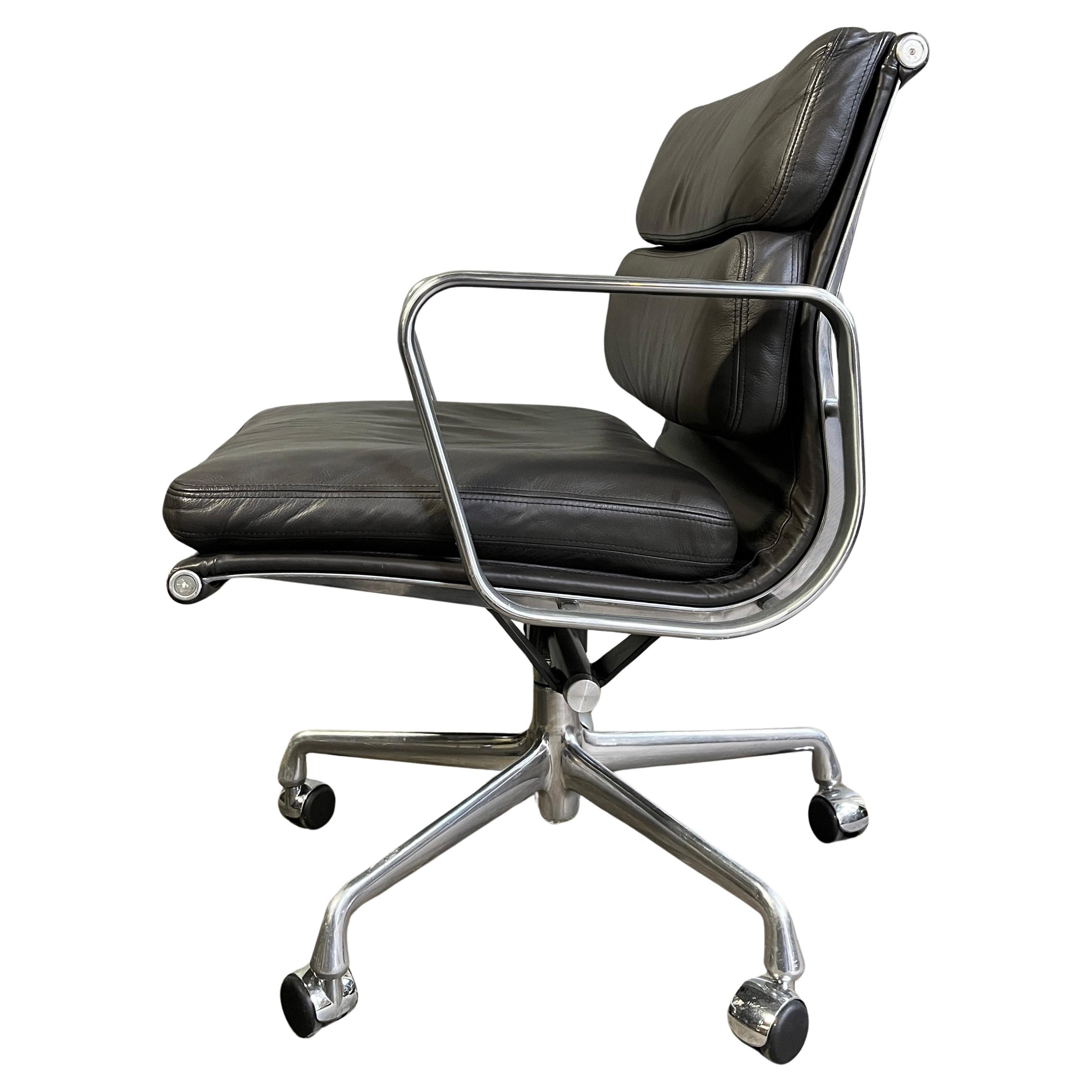 Bis zu (7) Brown Soft Pad Chairs aus der Jahrhundertmitte von Eames für Herman Miller