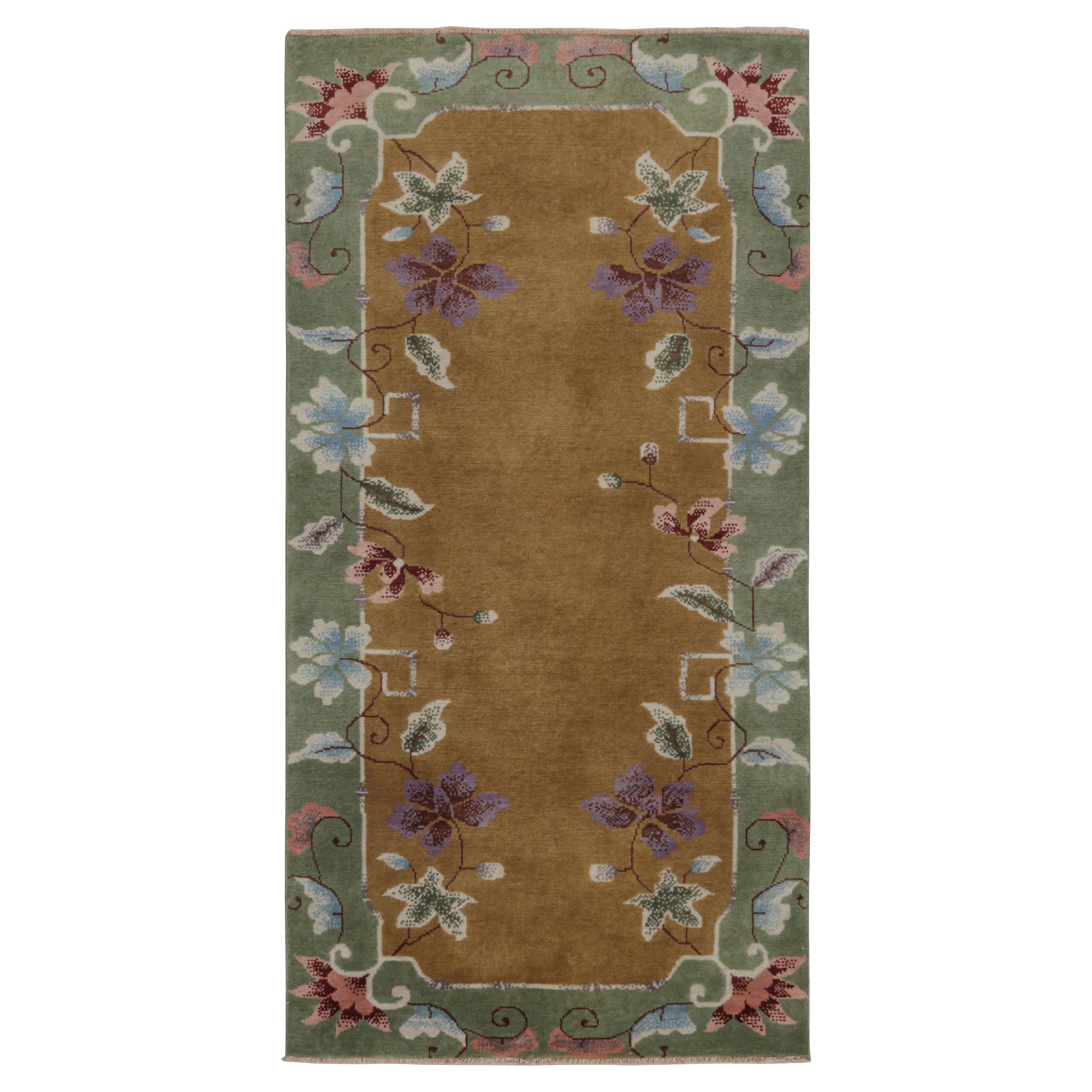 Rug & Kilim's Chinese Art Deco Style Rug in Gold with Floral Pattern (tapis chinois de style art déco avec motif floral)