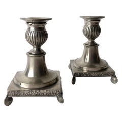 Paire de chandeliers en étain de style gustavien de la fin du 18e ou du début du 19e siècle