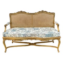 Settee française du milieu du siècle dernier, de style Louis XV, cannée et sculptée en lin à fleurs