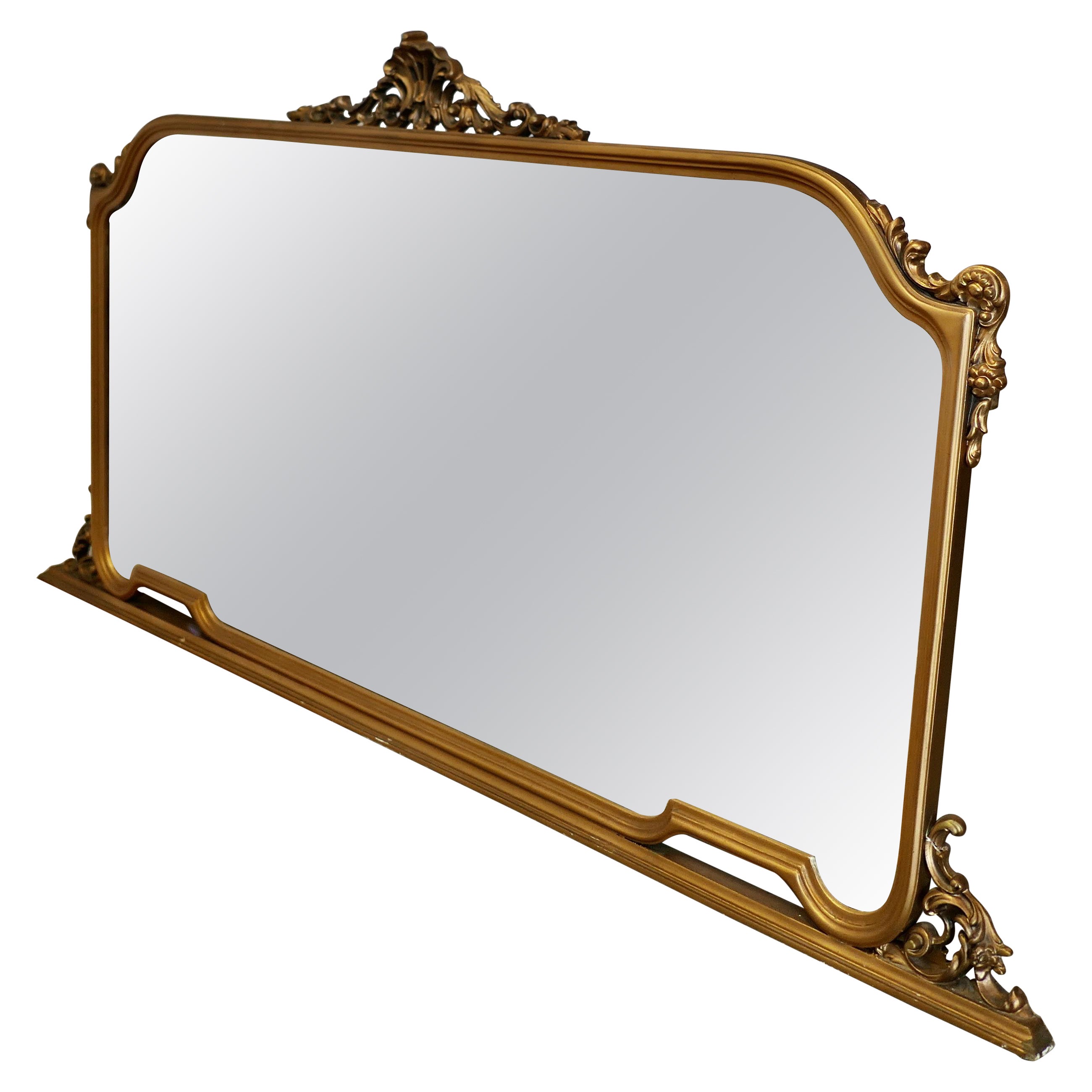 Grand miroir de cheminée en bois doré    Ce miroir a un magnifique cadre doré   en vente