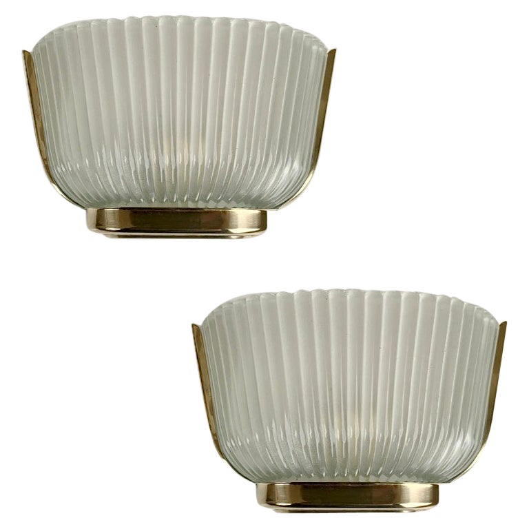 Nice pair of mid-century Archimede Seguso sconces, circa 1940, Italy.
Polished brass, fluted Murano glass.
Rewired, one bulb.
Nice model in good condition.
Dimensions: 23 cm W, 15 cm H, 10 cm D.
All purchases are covered by our Buyer Protection
