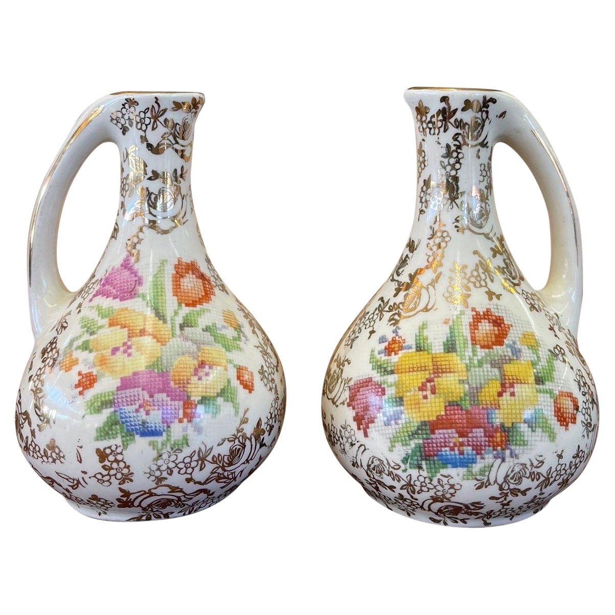 Paar weiße Vintage-Vasen mit Blumenmotiv