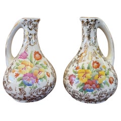 Paar weiße Vintage-Vasen mit Blumenmotiv