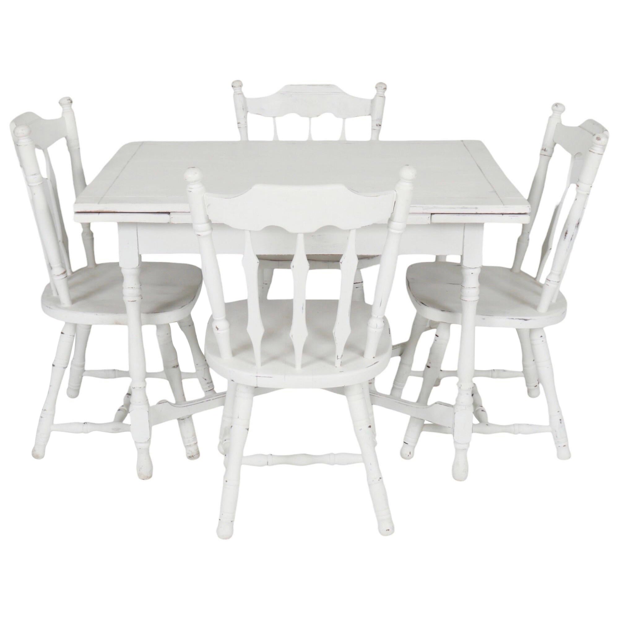 Weißer Bauernhaustisch in Weiß mit vier Stühlen im Angebot