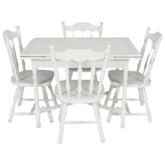 Weißer Bauernhaustisch in Weiß mit vier Stühlen