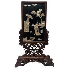 Antiker chinesischer Tischschirm aus geschnitztem Teakholz und Perlmutt, um 1890.