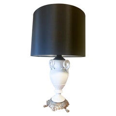 Lampe urne à poignée en forme de serpent de style Meissen néoclassique blanc de chine