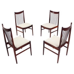 Ensemble de quatre chaises de salle à manger danoises modernes du milieu du siècle dernier en bois de rose à dossier fuseau