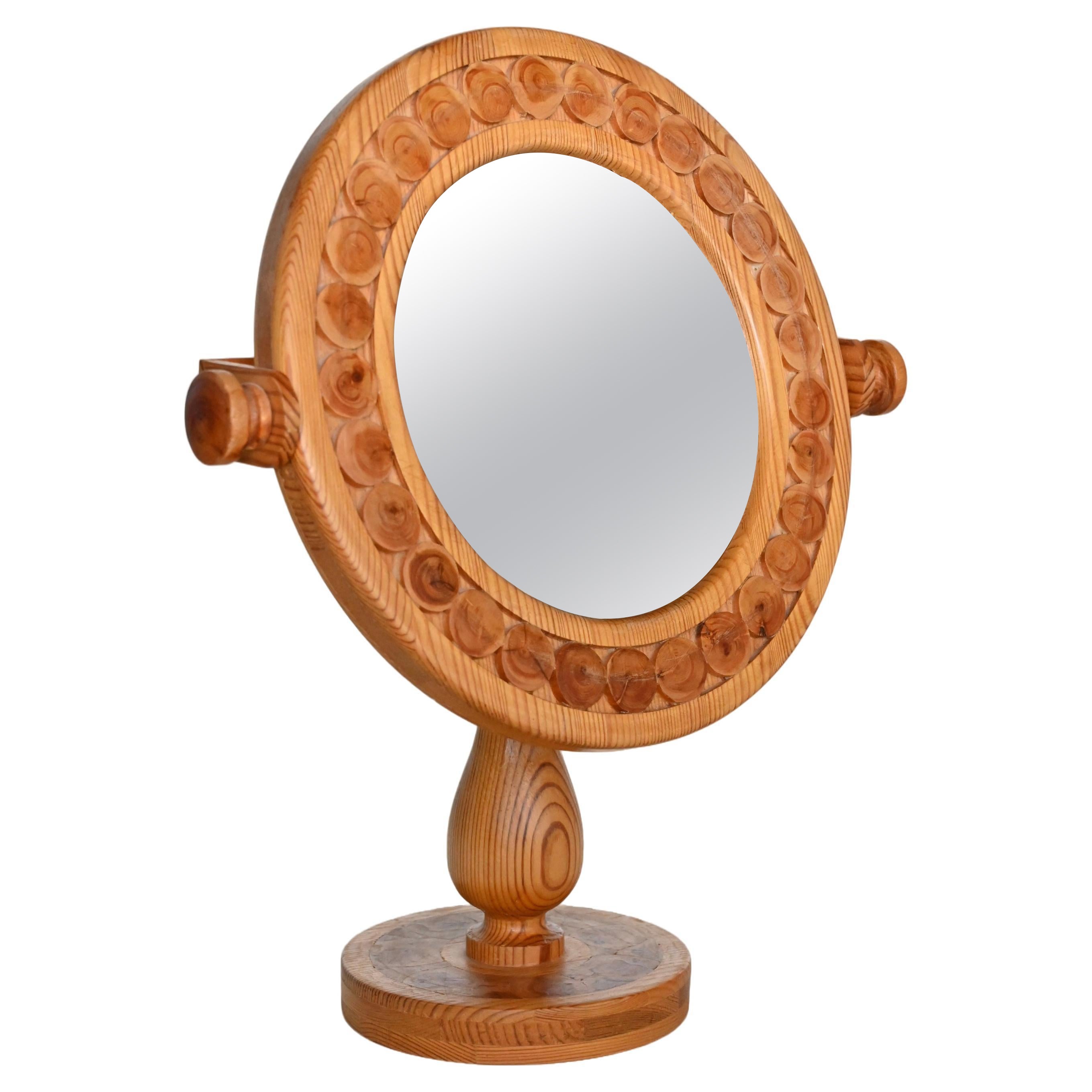 Miroir de courtoisie décoratif en pin. Milieu du 20e siècle.  en vente