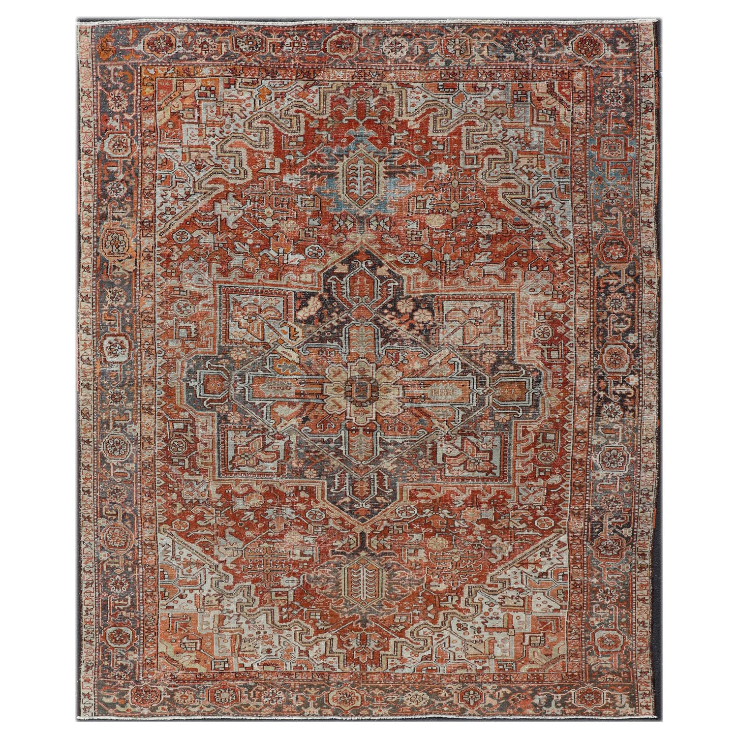 Antiker persischer Heriz mit geometrischem Medaillon in Rot und weichen Farben 9'3 x 11'6 im Angebot