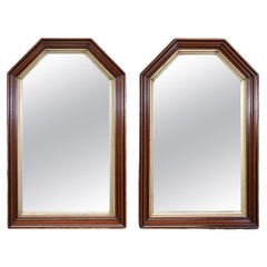 Paire de miroirs muraux dorés géométriques en noyer très moulés de style pseudo gothique 