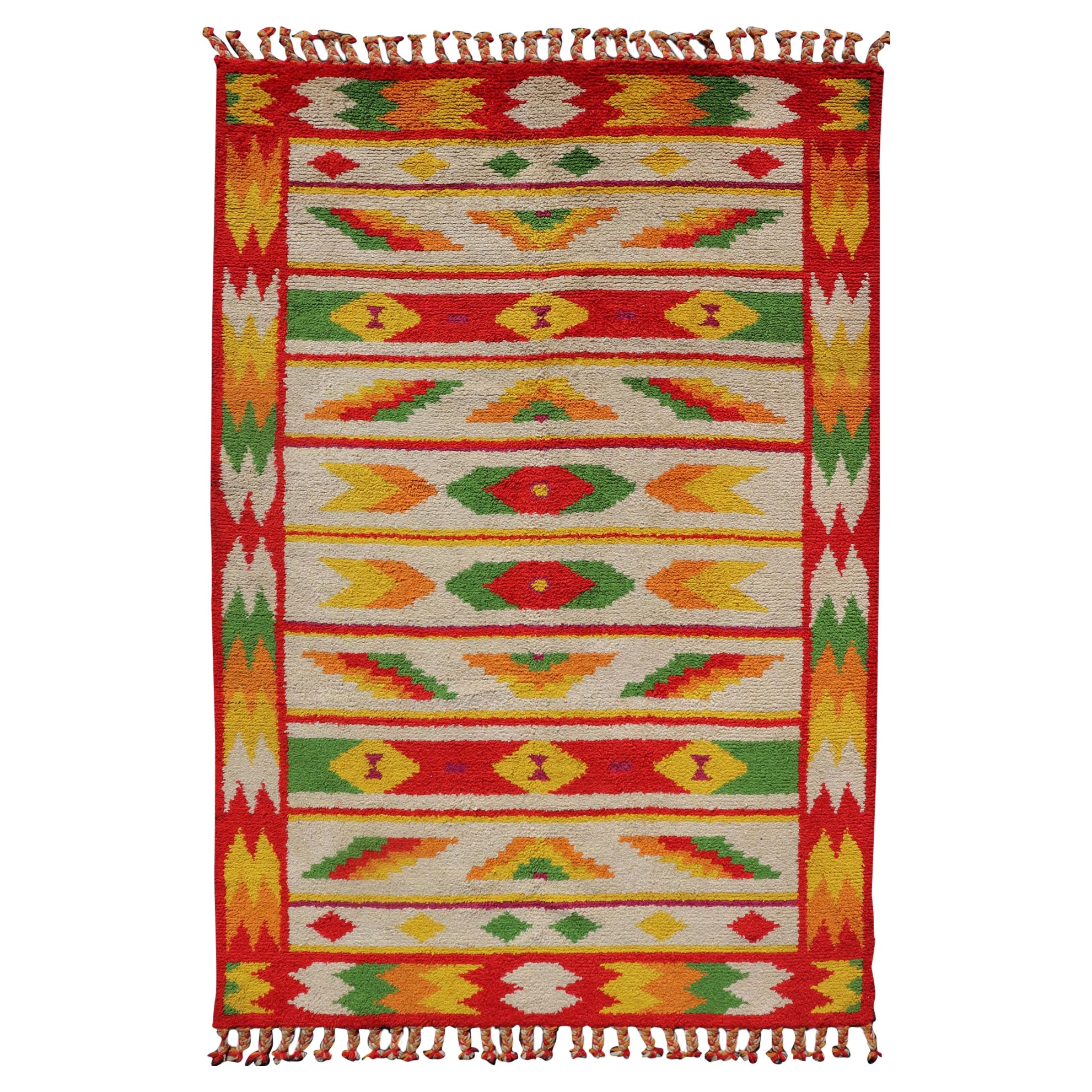 Tapis marocain vintage avec motif tribal sur toute sa surface rouge, vert et jaune en vente