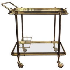 1970 Italian Two-Tier Gilt Brass Glass Bar Cart with Removable Top Tray (Chariot de bar à deux niveaux en laiton doré et verre avec plateau supérieur amovible)