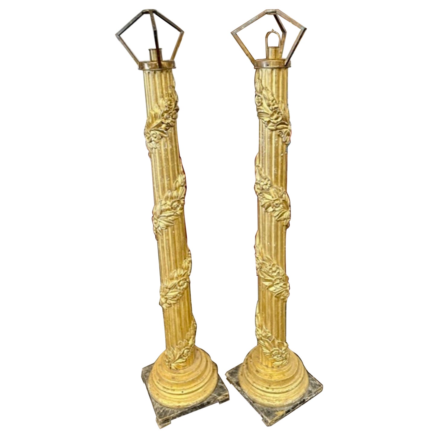 Ancienne paire de colonnes italiennes sculptées et dorées comme lampadaires en vente