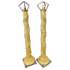 Ancienne paire de colonnes italiennes sculptées et dorées comme lampadaires