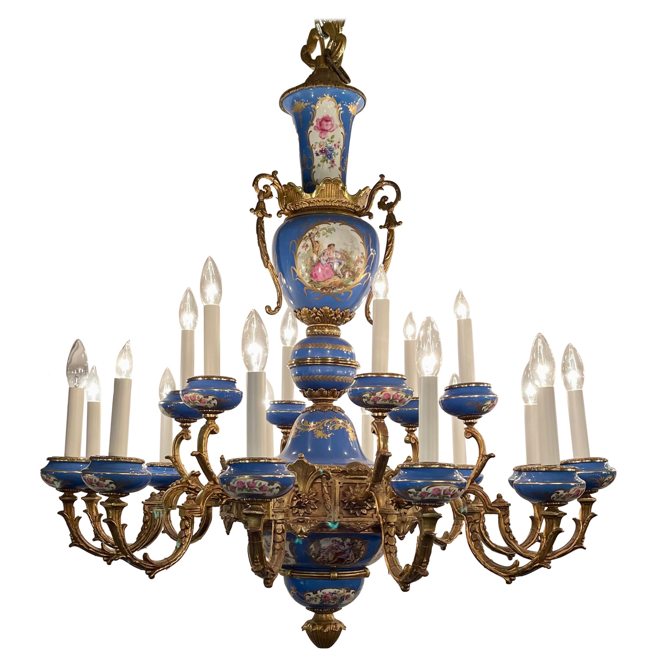 Lustre ancien en porcelaine bleue de Sèvres et bronze doré, Circa 1920-1930. en vente