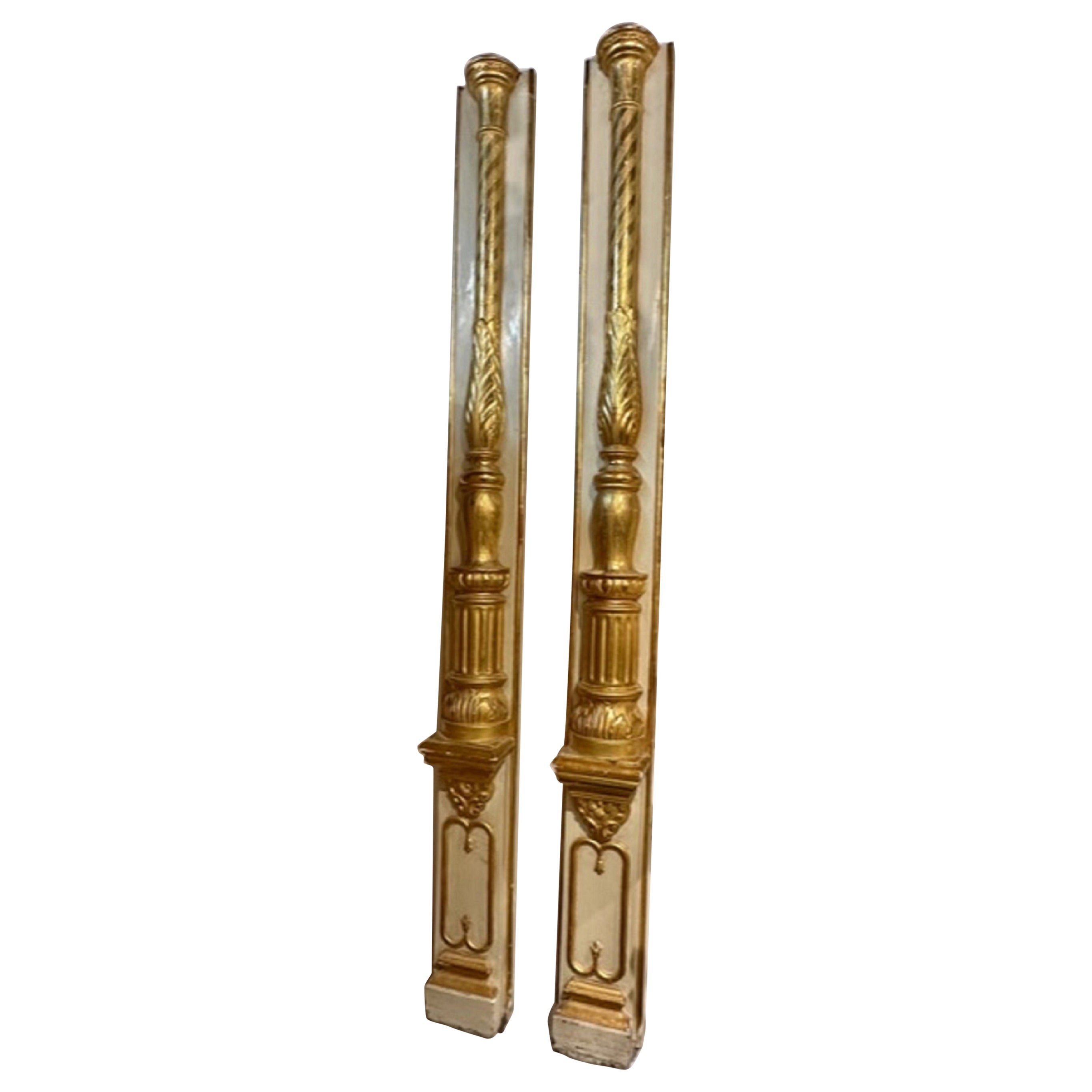 Paire de colonnes italiennes du XIXe siècle sculptées et dorées à la parcelle