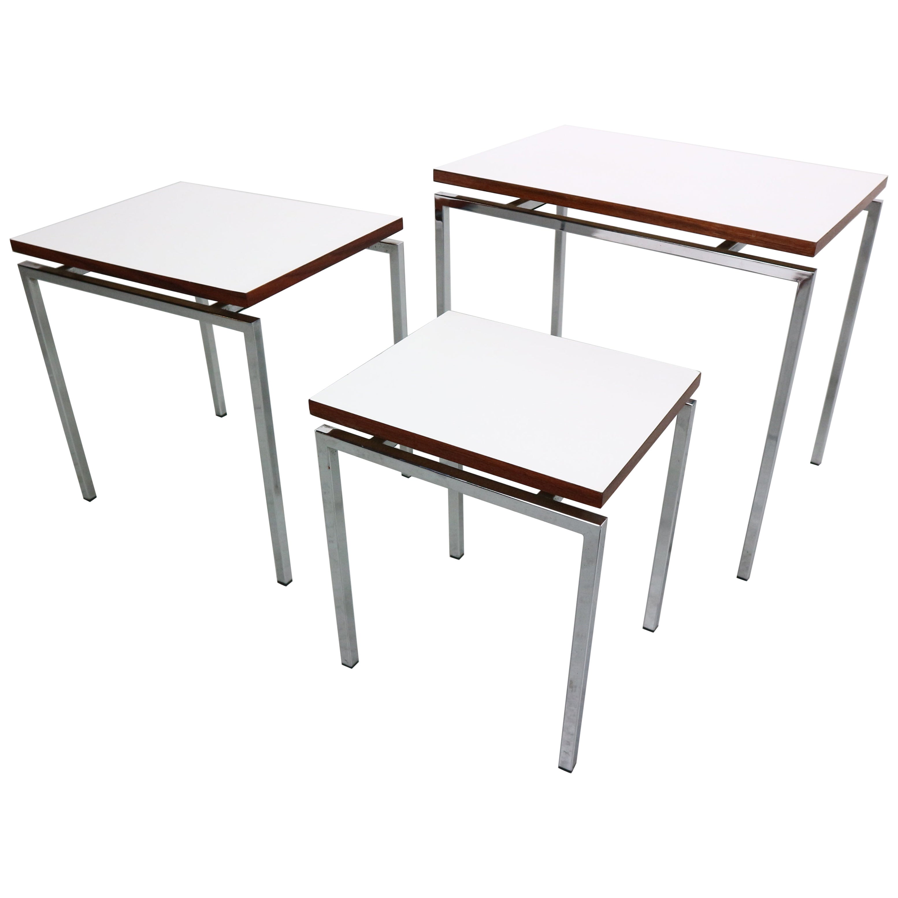 Ensemble de tables gigognes blanches avec cadre chromé et détails en bois, 1970 en vente