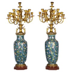 Grande paire de candélabres en cloisonné et bronze doré, 19e siècle.