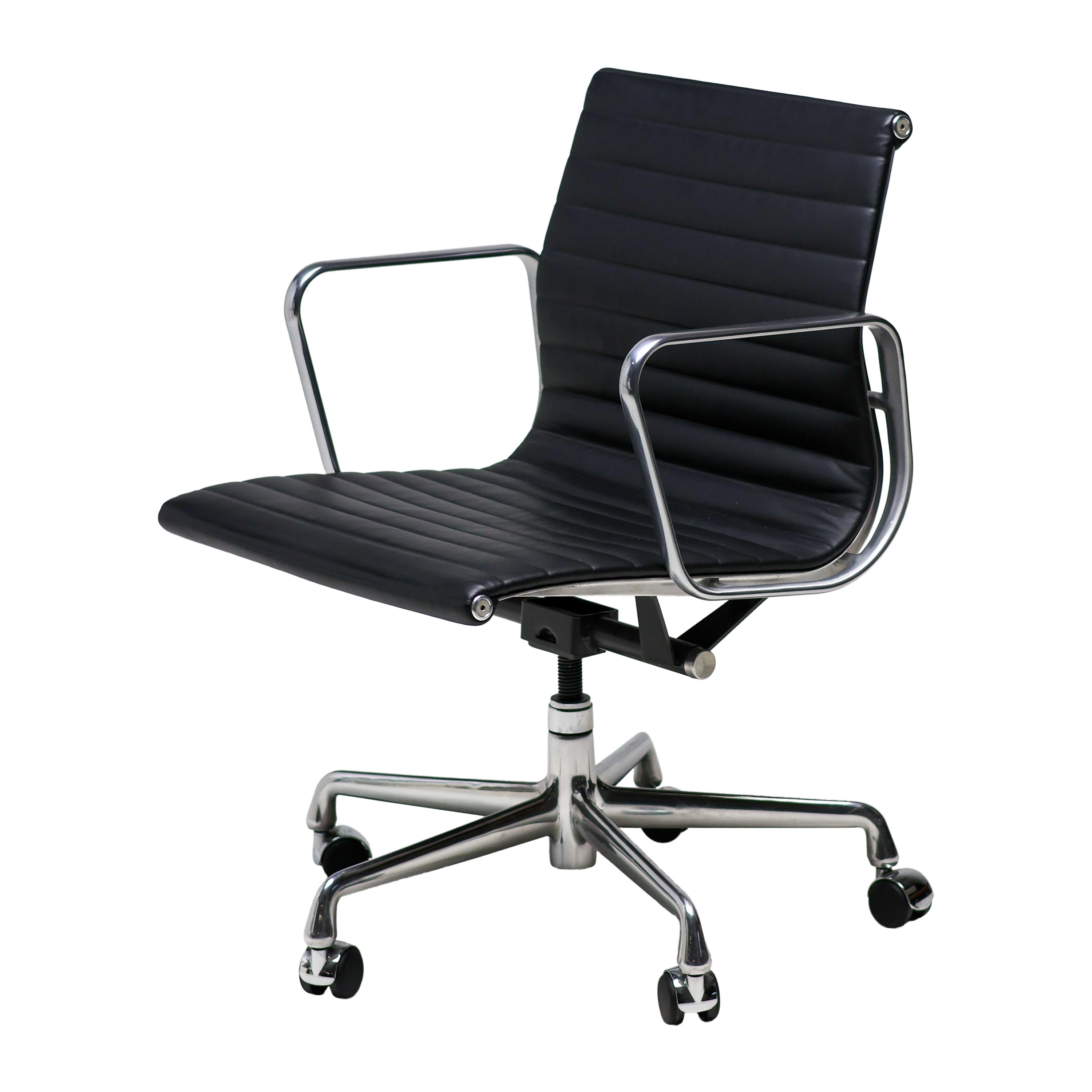 Charles & Ray Eames EA117 Schwarze Executive-Schreibtischstühle aus Leder von Herman Miller