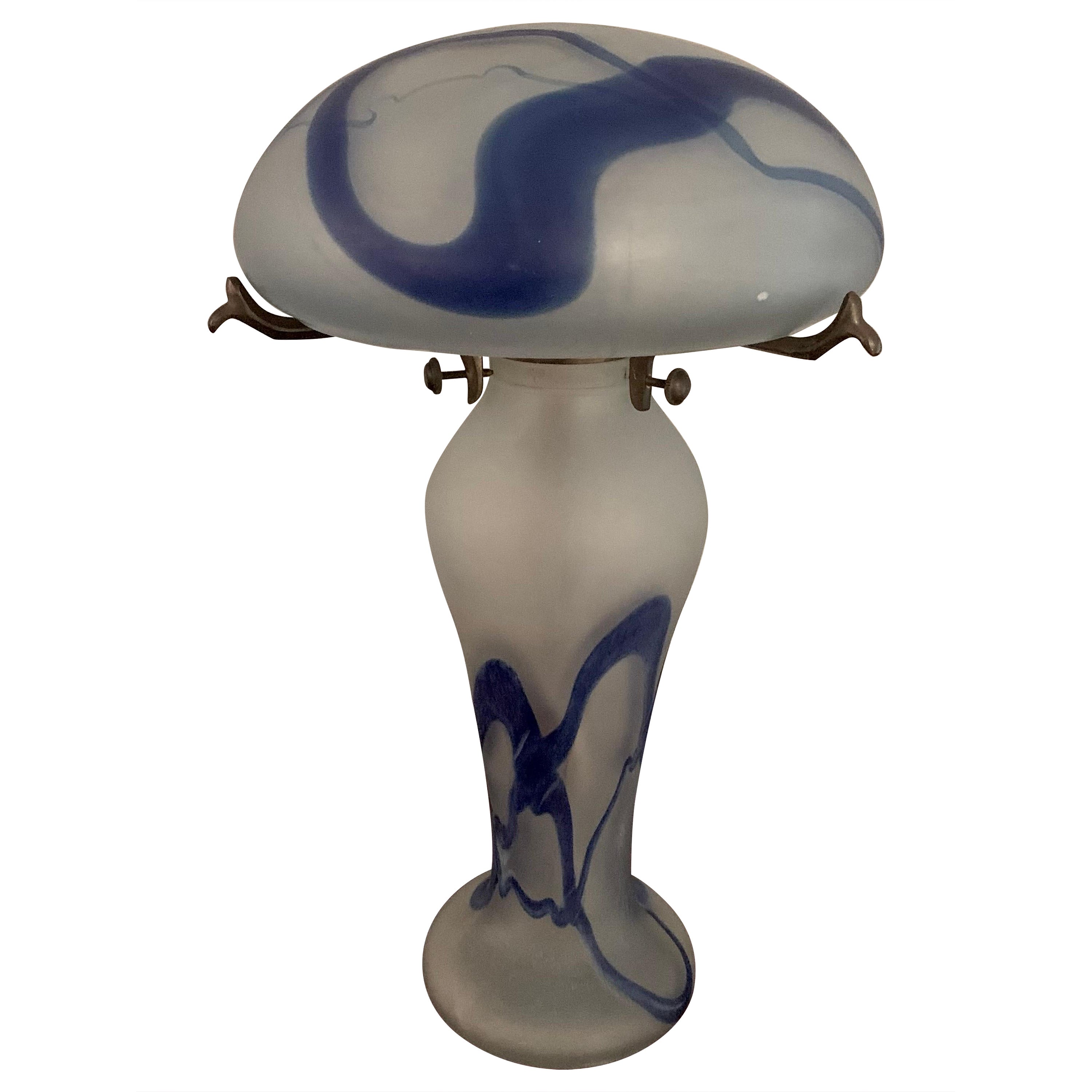 Antike französische Glaslampe aus der Jugendstilzeit des Jugendstils in Blau und Weiß