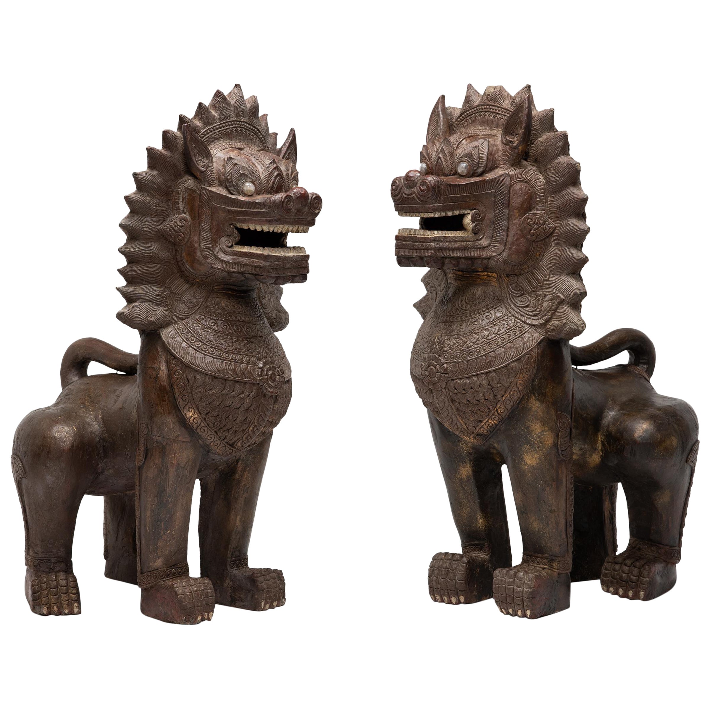 Paire de lions gardiens cambodgiens polychromes, vers 1850 en vente