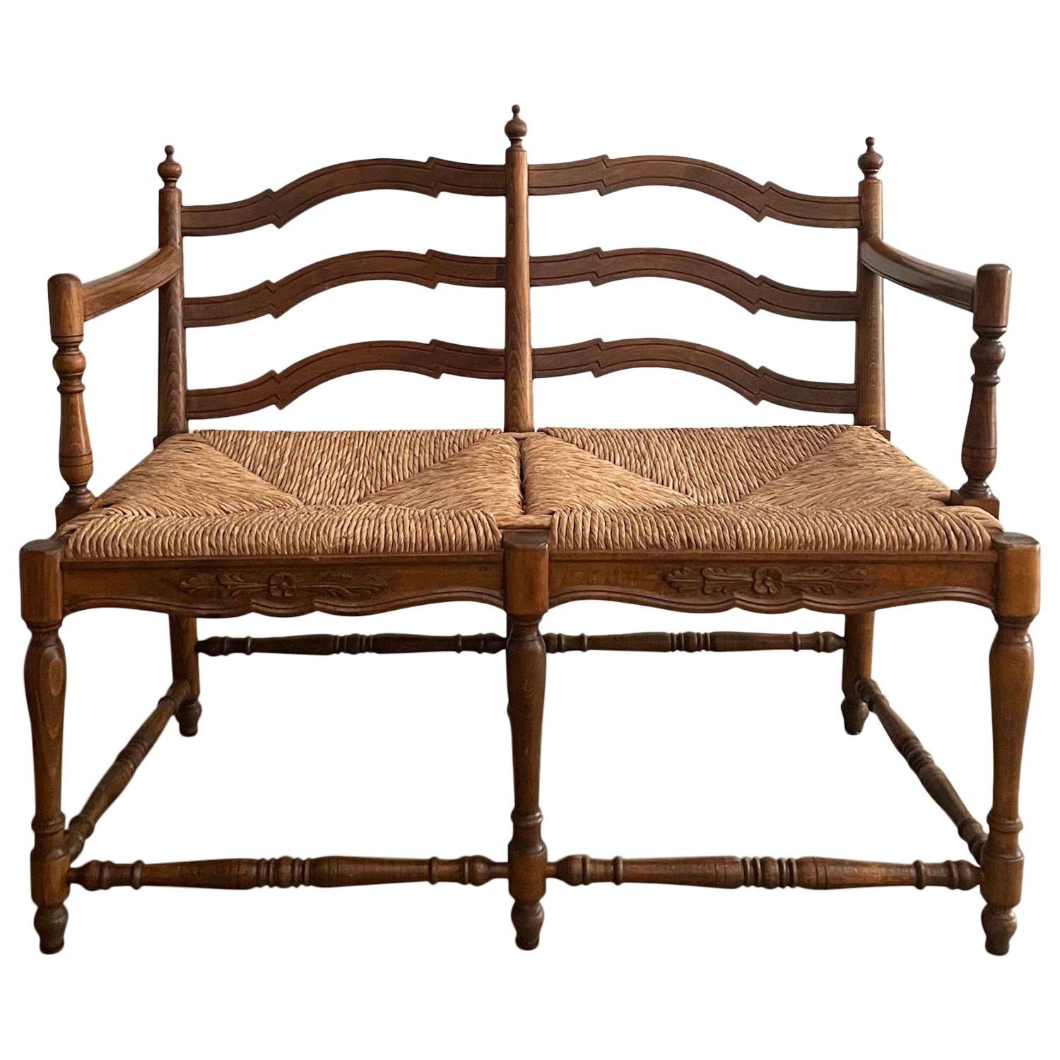 Ancien banc de banquette rustique en bois festonné  en vente