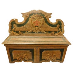Cassapanca in legno laccato e dipinto con stemma nobiliare, Italia