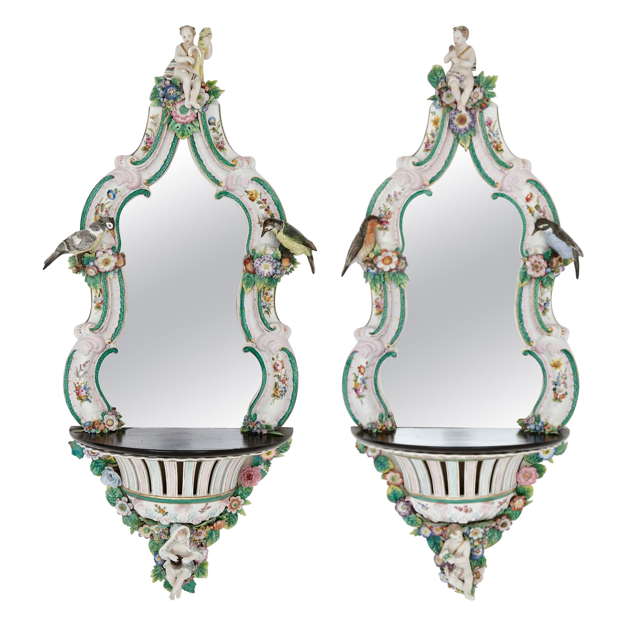 Paire de supports muraux miroirs en porcelaine et bois ébénisé de style Meissen