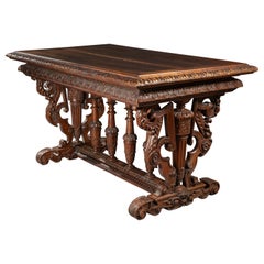 Table centrale en noyer richement sculpté de la fin du 16e siècle de la French Renaissance