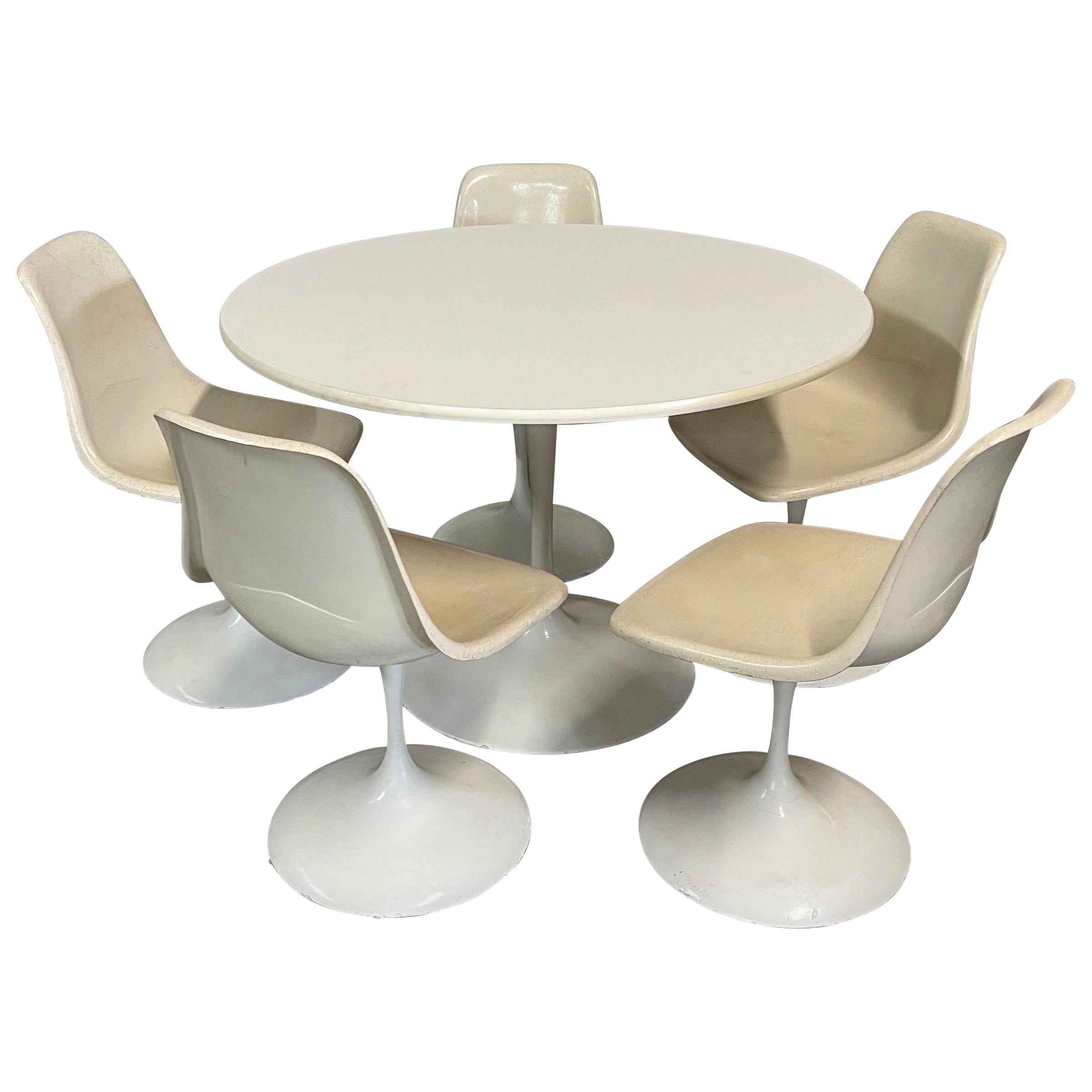 Mid-Century Modern Eero Saarinen Style Tulip Round Dining Table and Chairs For Sale