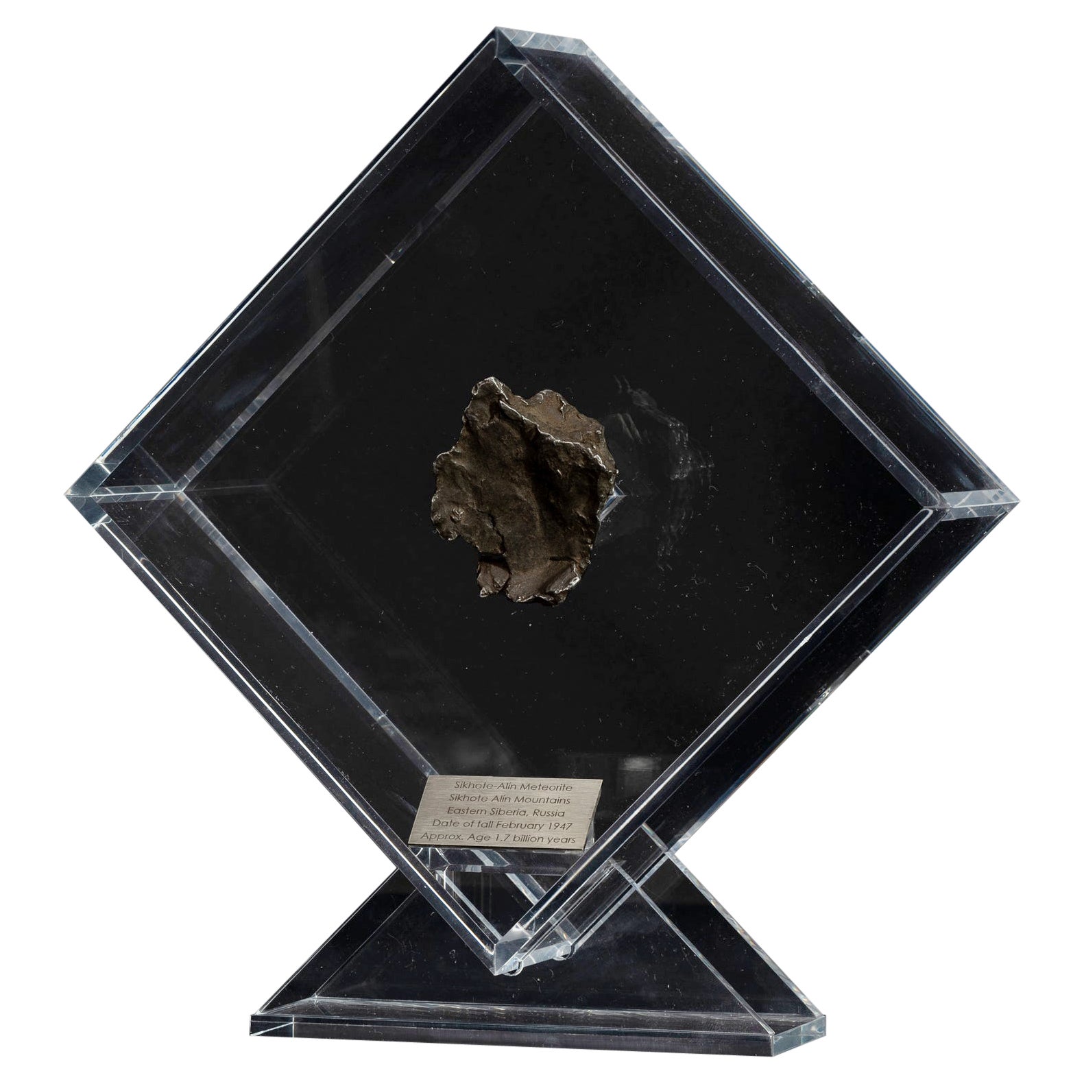 Sikhote Alin Meteorit aus Sibirien, Russland, in einer maßgefertigten Acryl-Ausstellung im Angebot