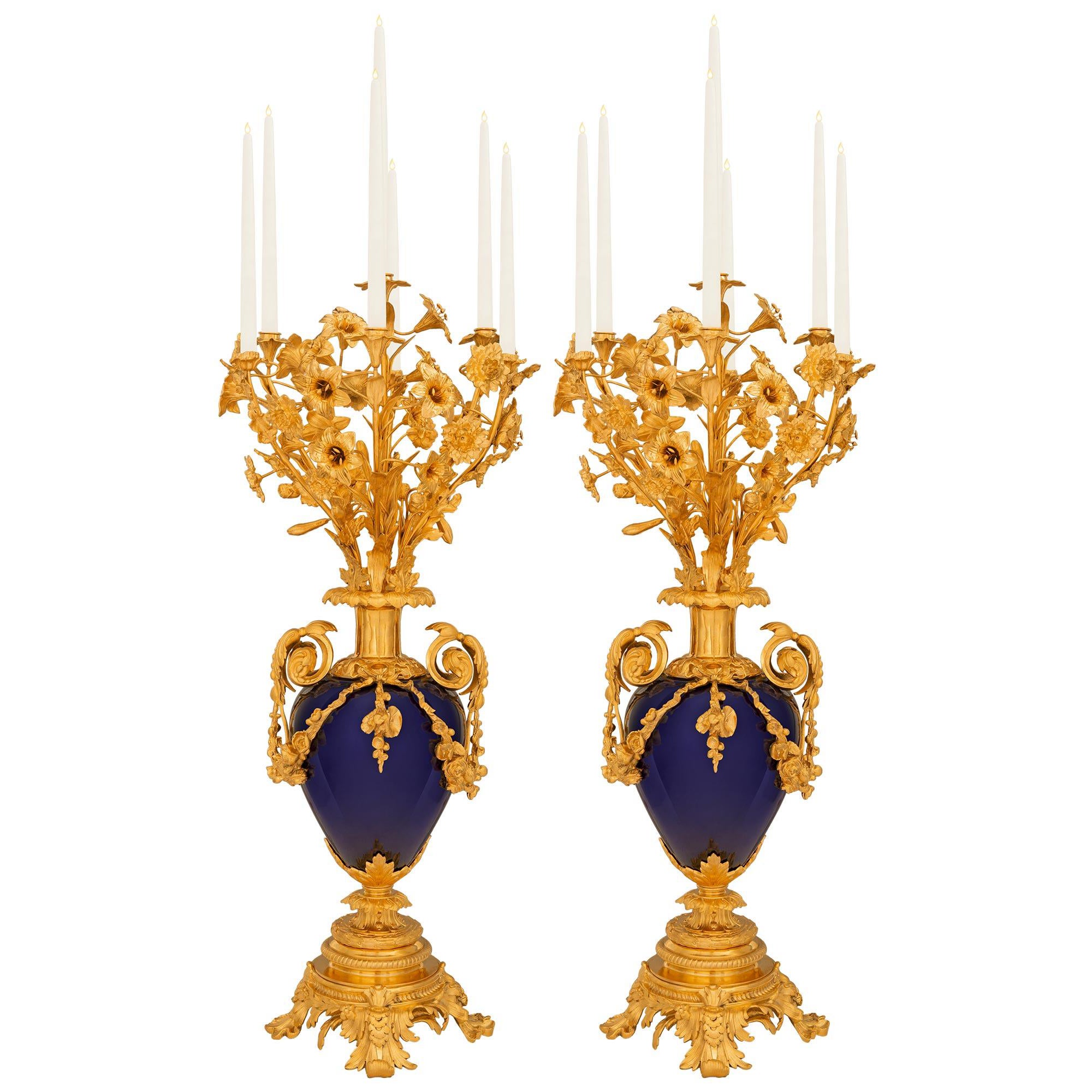 Paar französische Louis XVI St. Sèvres Porzellan & Ormolu Kandelaber aus dem 19.