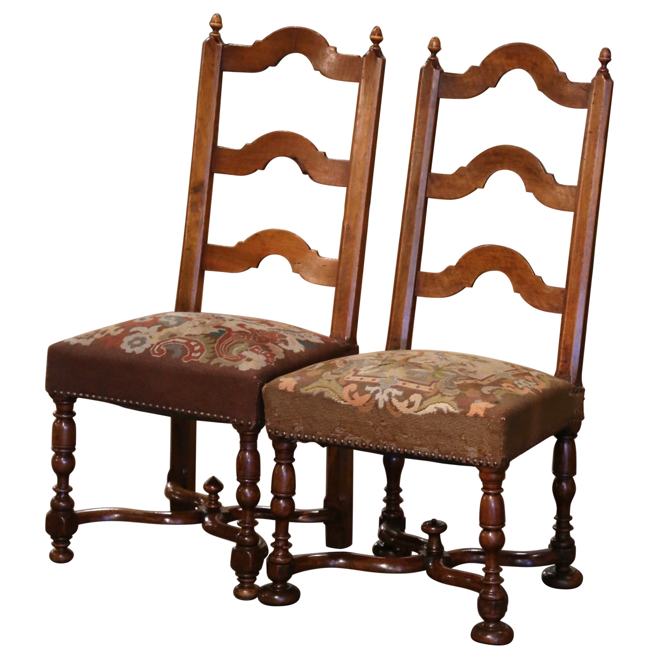 Paire de chaises françaises du 19ème siècle en noyer sculpté avec tapisserie à l'aiguille en vente