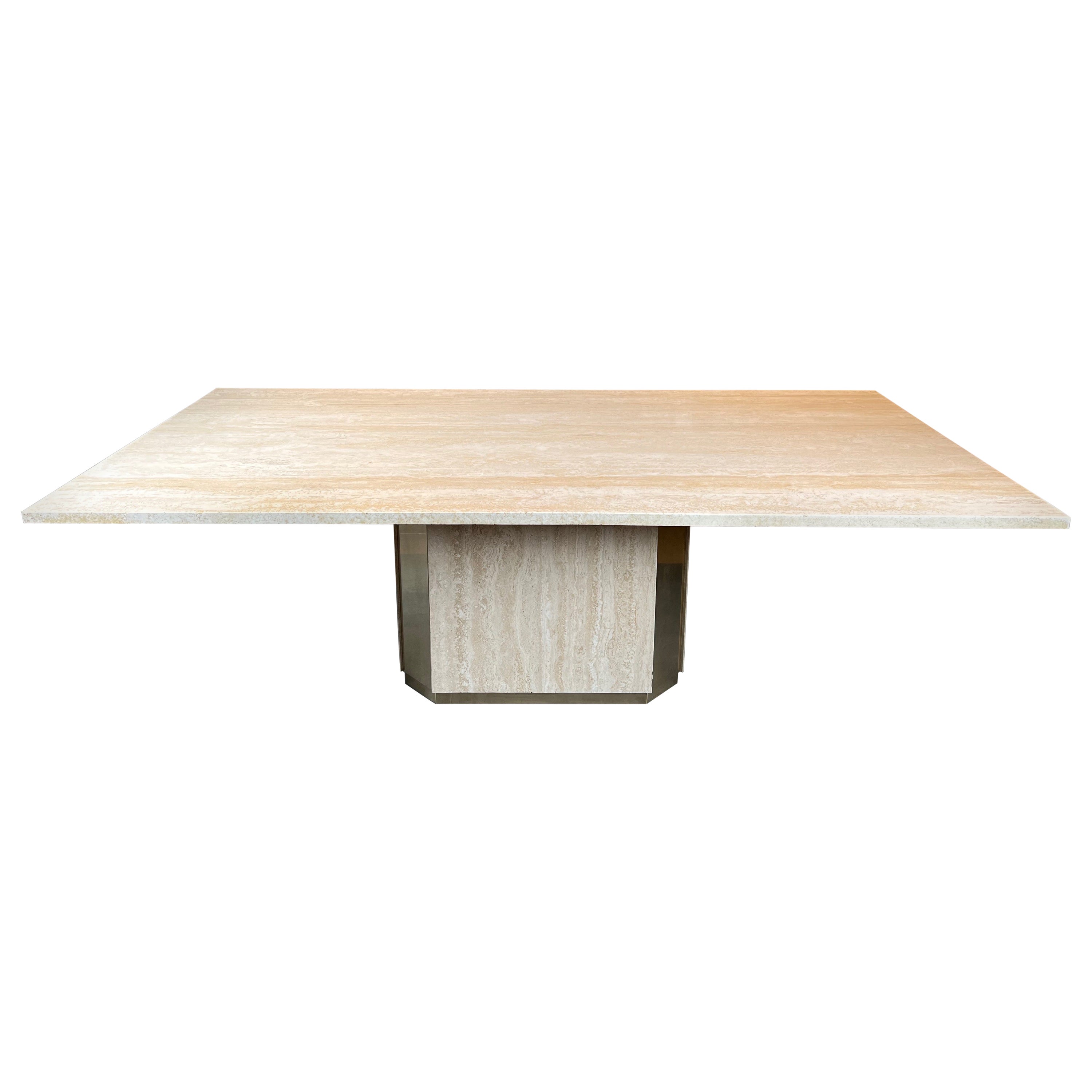Table de salle à manger en travertin et laiton. Travail en français. Circa 1970 en vente