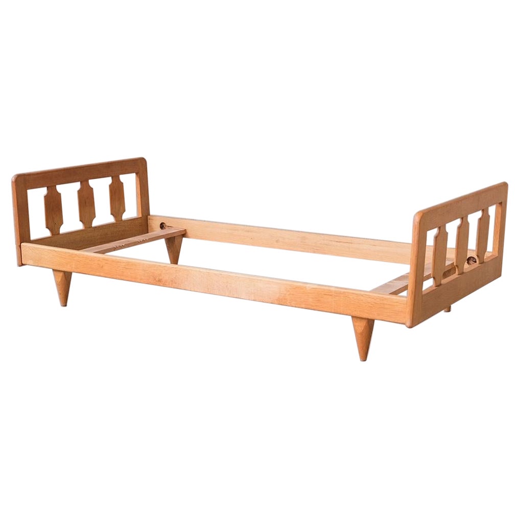 Guillerme et Chambron Mid-Century French Oak Day Bed im Angebot